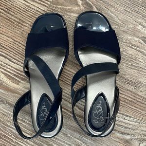 Sling back sandals with heel, navy